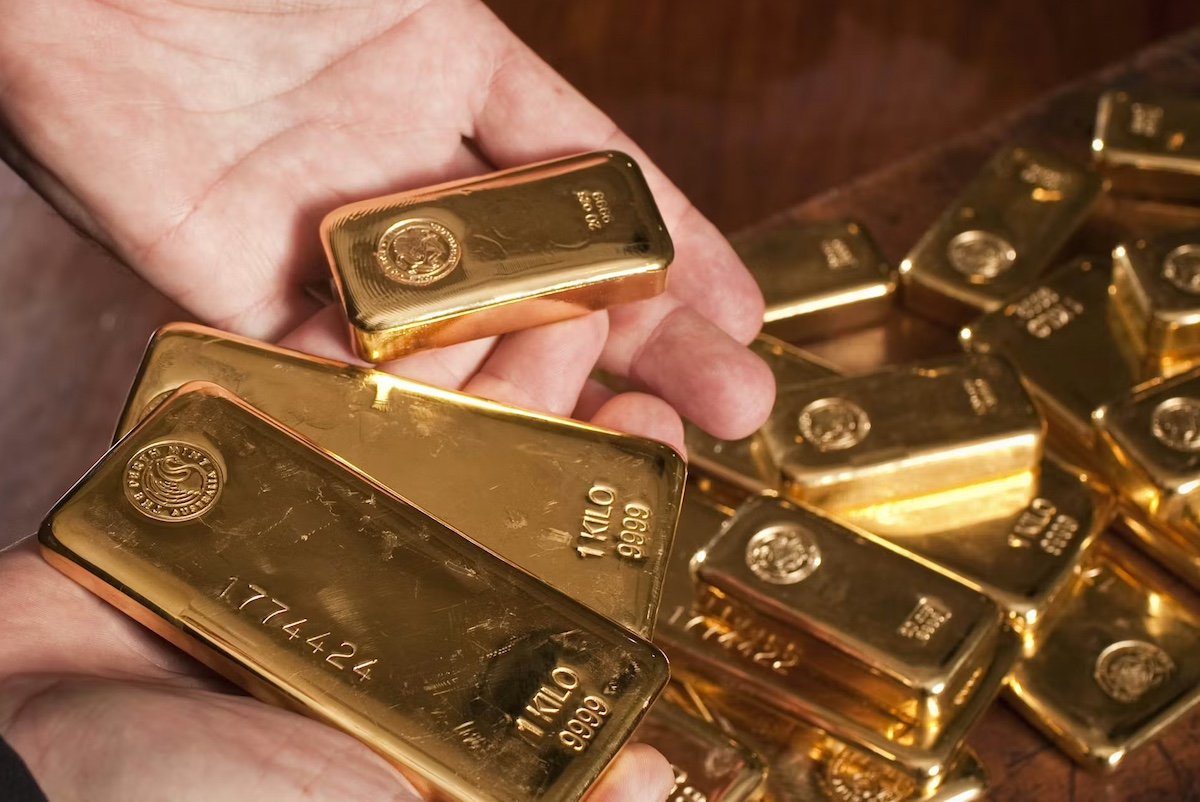 Geopolitical Turmoil Tests Gold's Safe Haven Status as Prices Retreat