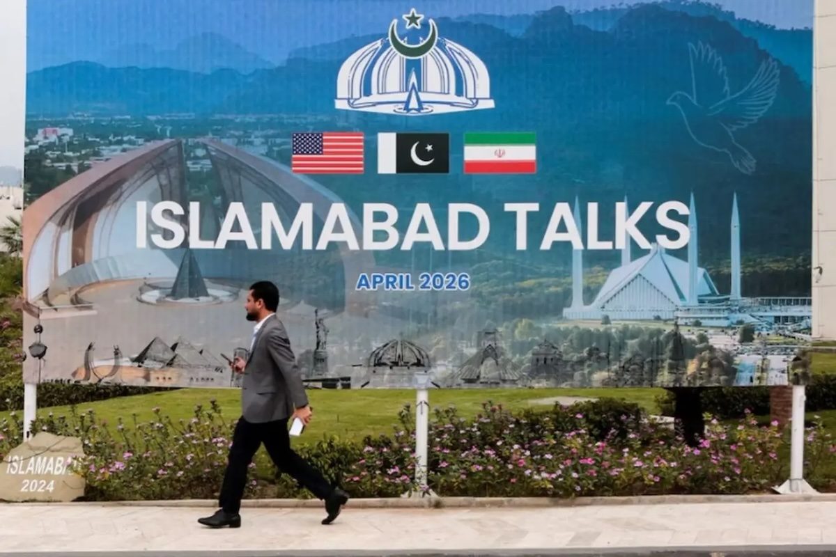 Iranian FM Leaves Islamabad as Trump Cancels Envoys' Trip, Casting Doubt on Diplomacy