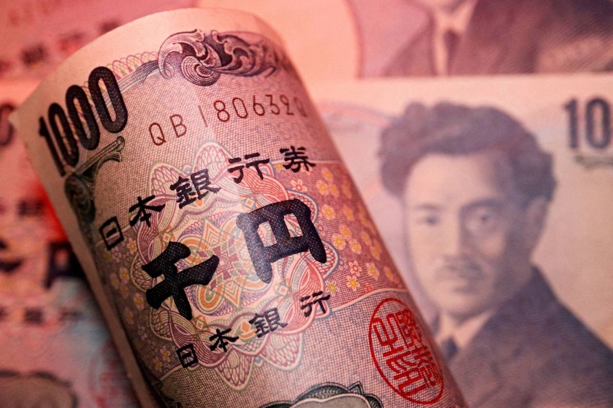 Japan's Yen Slide Exposes Hollow Policy as Takaichi's Popularity Wanes