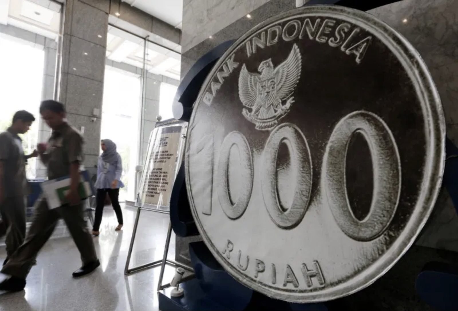 Rupiah Rout Revives Specter of 1997 Crisis for Indonesia