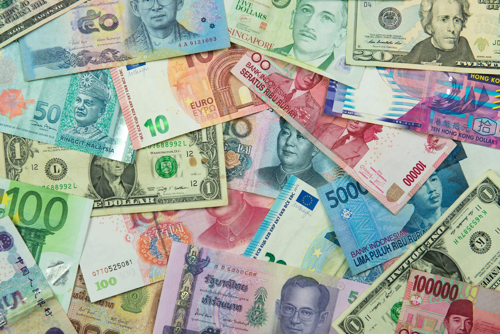 Strong Dollar Pummels Asia's Vulnerable Currencies from Tokyo to Jakarta