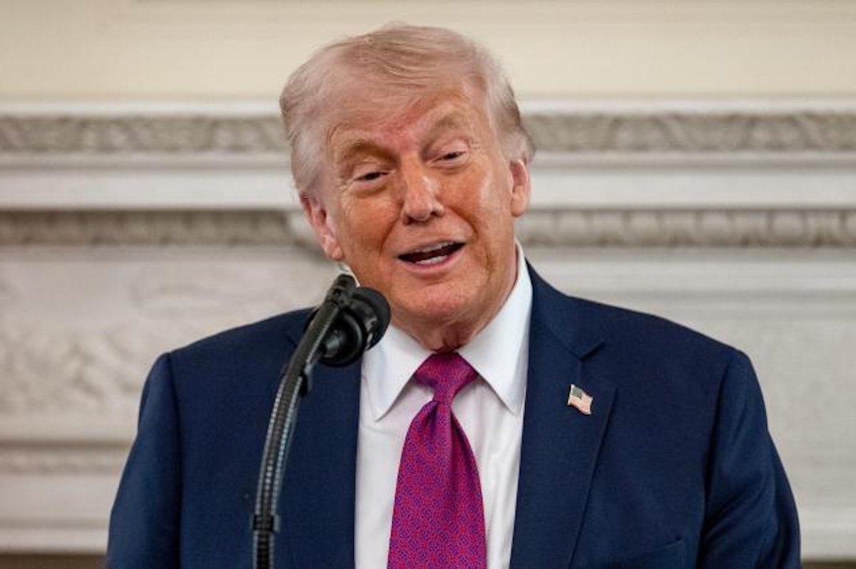 Trump Extends Iran Ceasefire, Maintains Naval Blockade Amid Regional Tensions