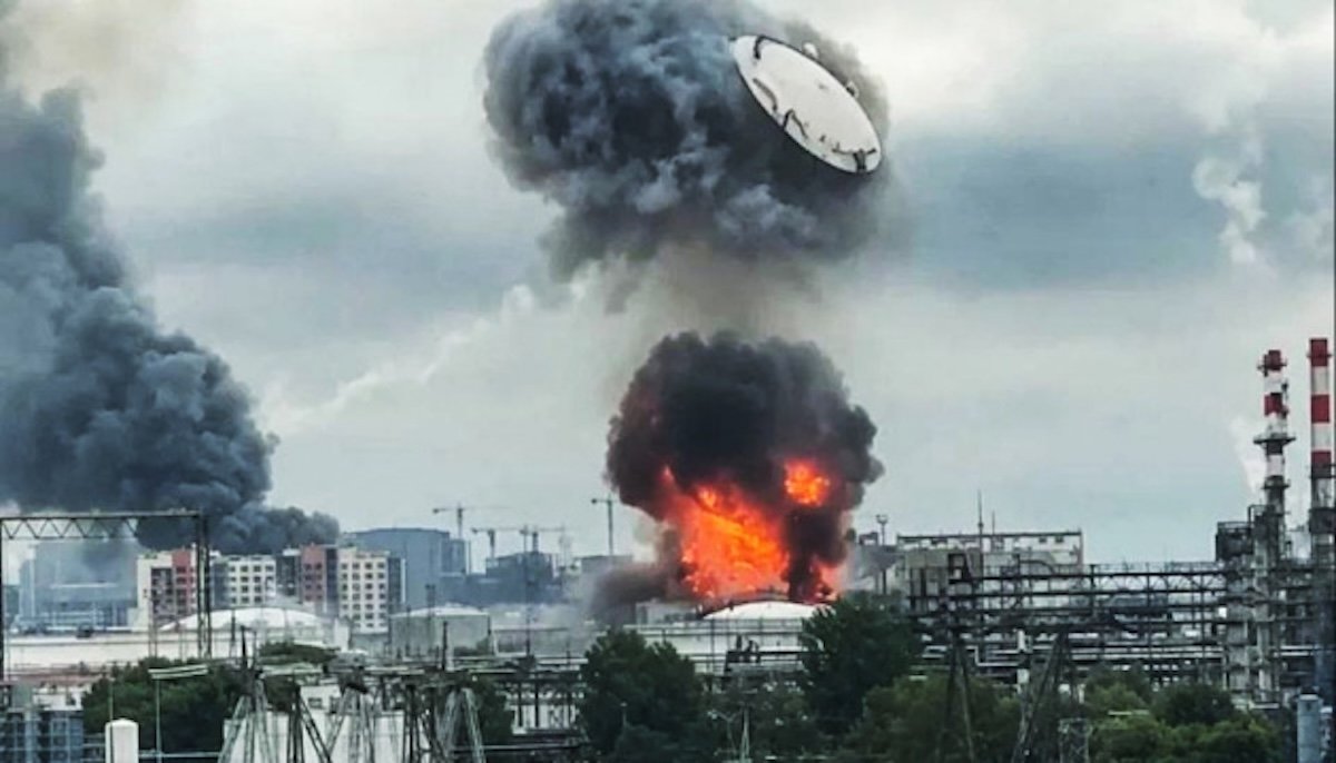 Ukrainian Strikes on Russian Oil Refineries Threaten Economic Crisis